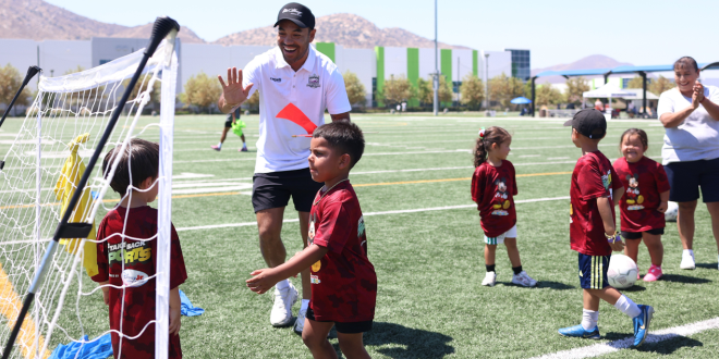 Strykers, Fabián Inspire Kids at Landmark Free Youth Camp